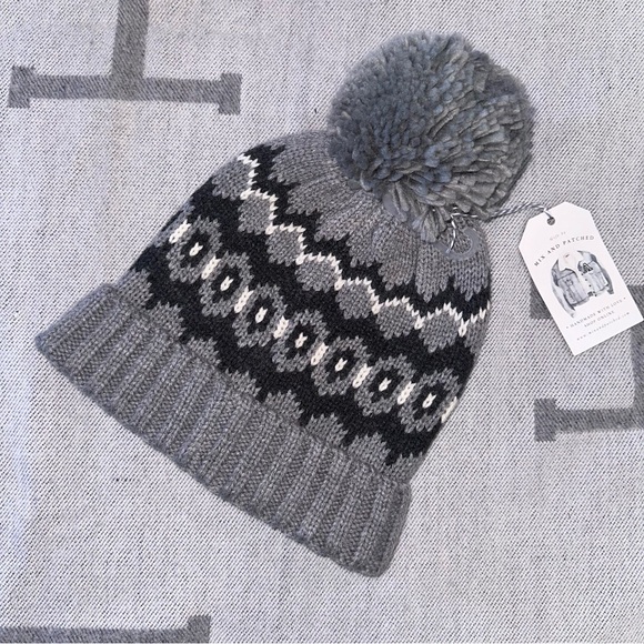 NWT Grey White Pom acrylic GAP winter hat designed by mix and patched - Picture 4 of 5